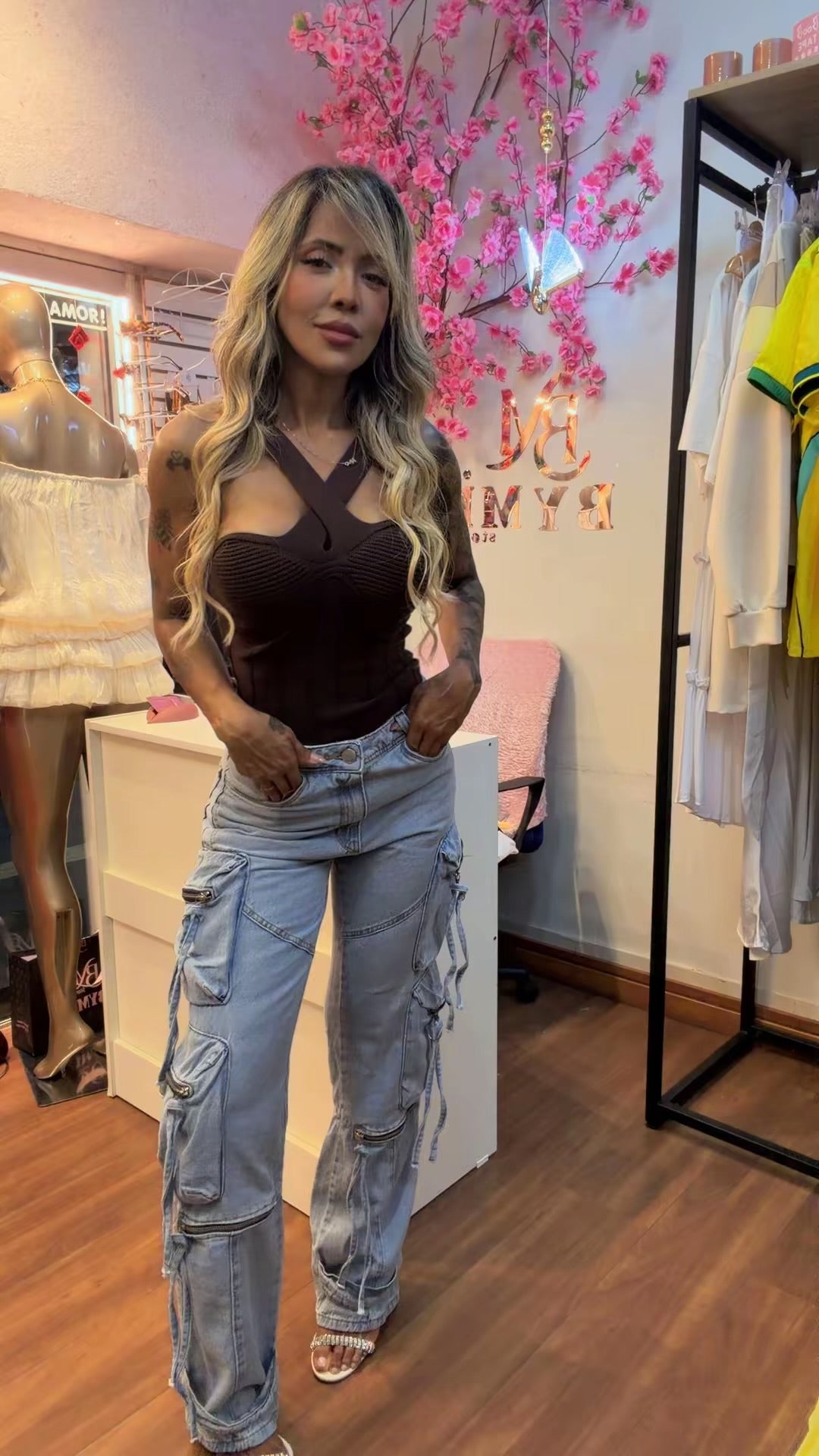 Calça Jeans Cargo com Detalhes em Ziper Lavagem Clara