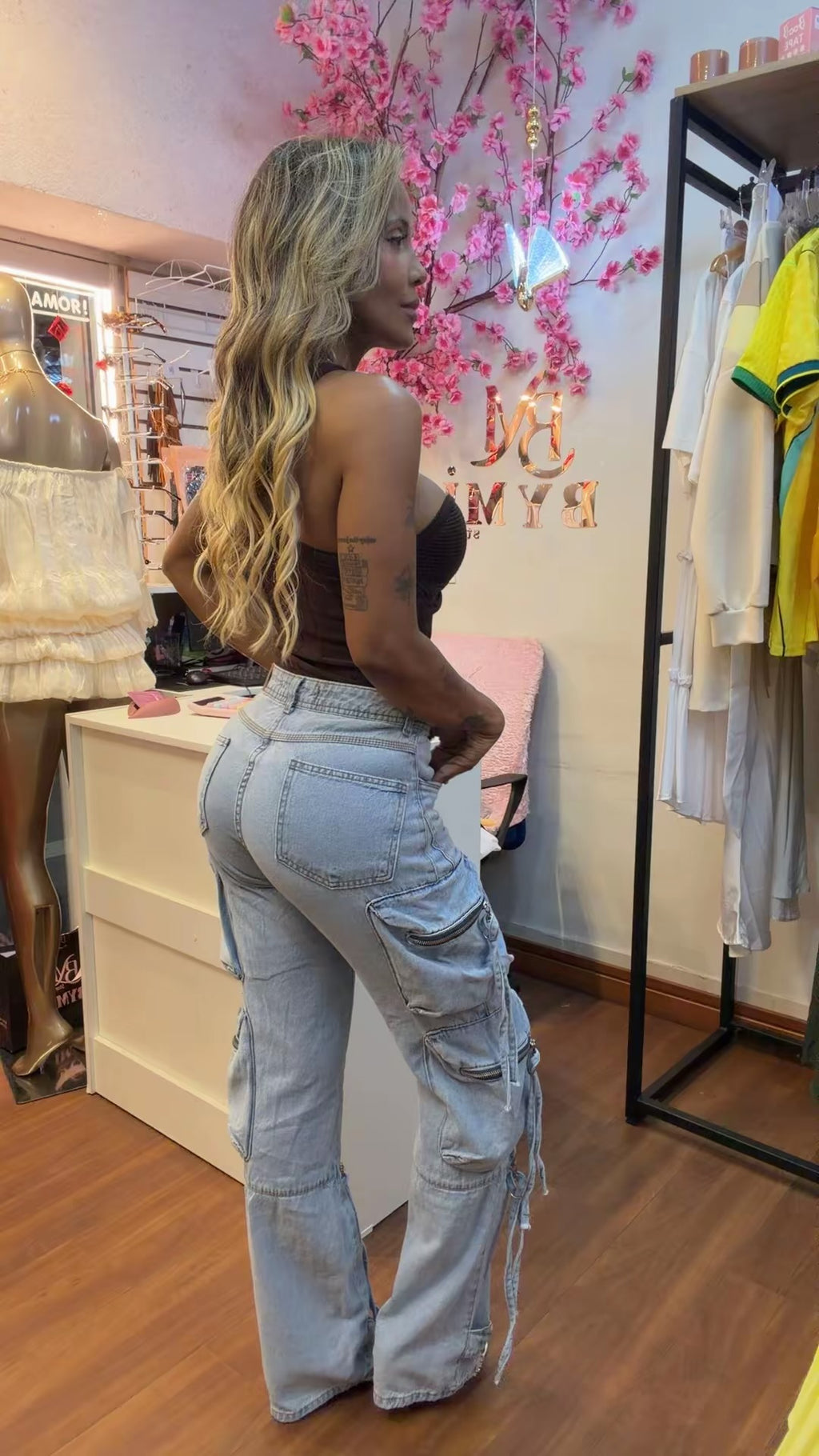 Calça Jeans Cargo com Detalhes em Ziper Lavagem Clara