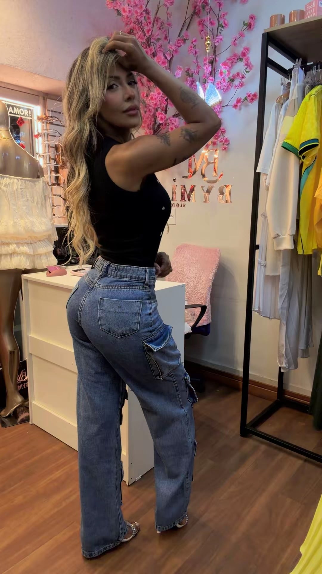 Calça jeans cargo lavagem média