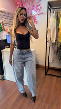 Calça Jeans Balloon Lavagem Clara com Aplicações em Hotfix Prata