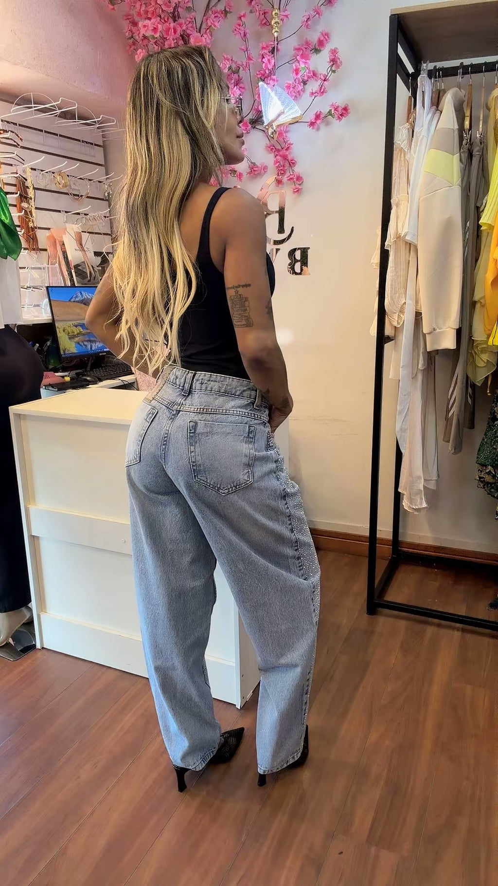 Calça Jeans Balloon Lavagem Clara com Aplicações em Hotfix Prata