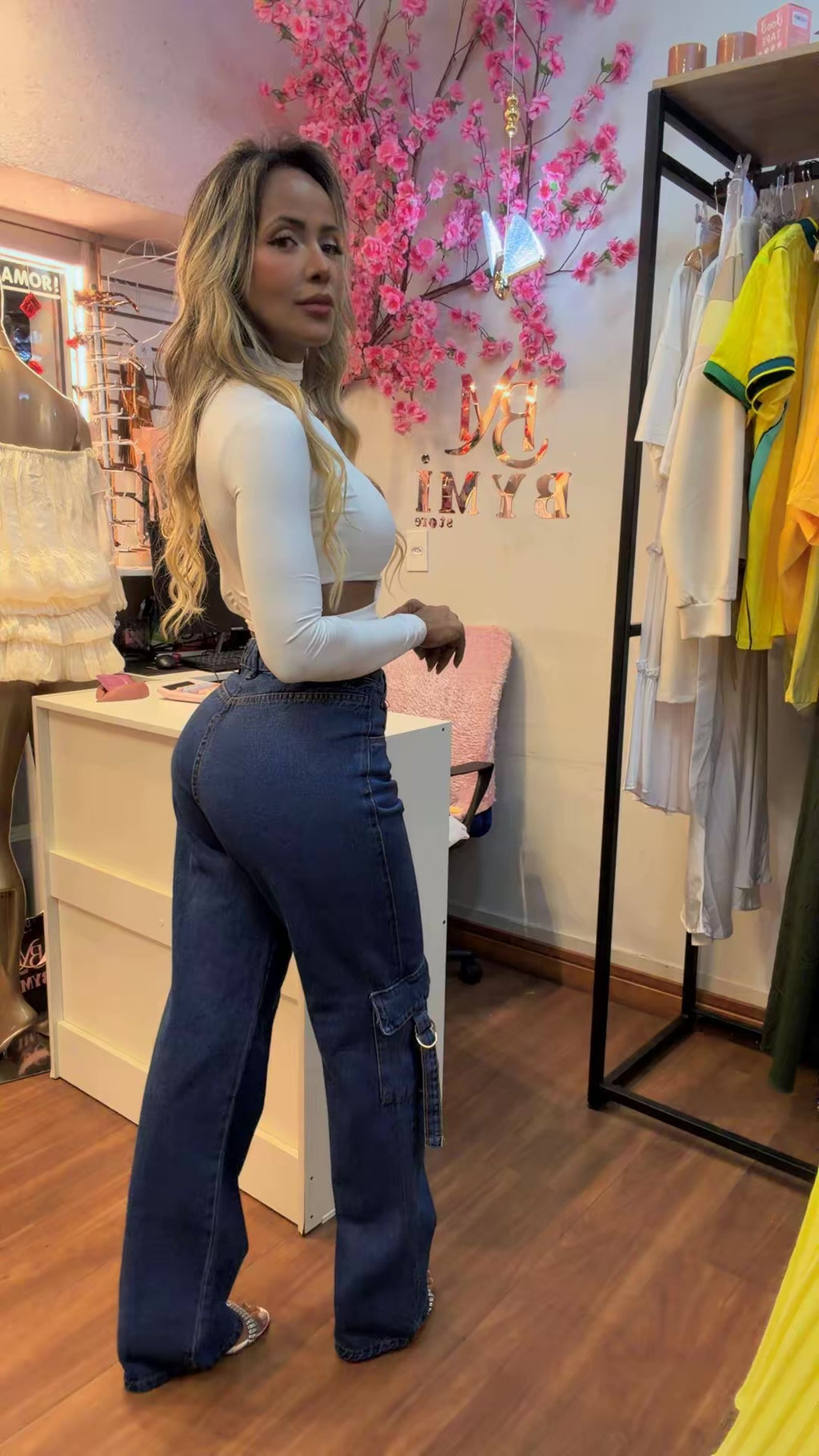 Calça Jeans Cargo Bolsos Laterais Lavagem Escura