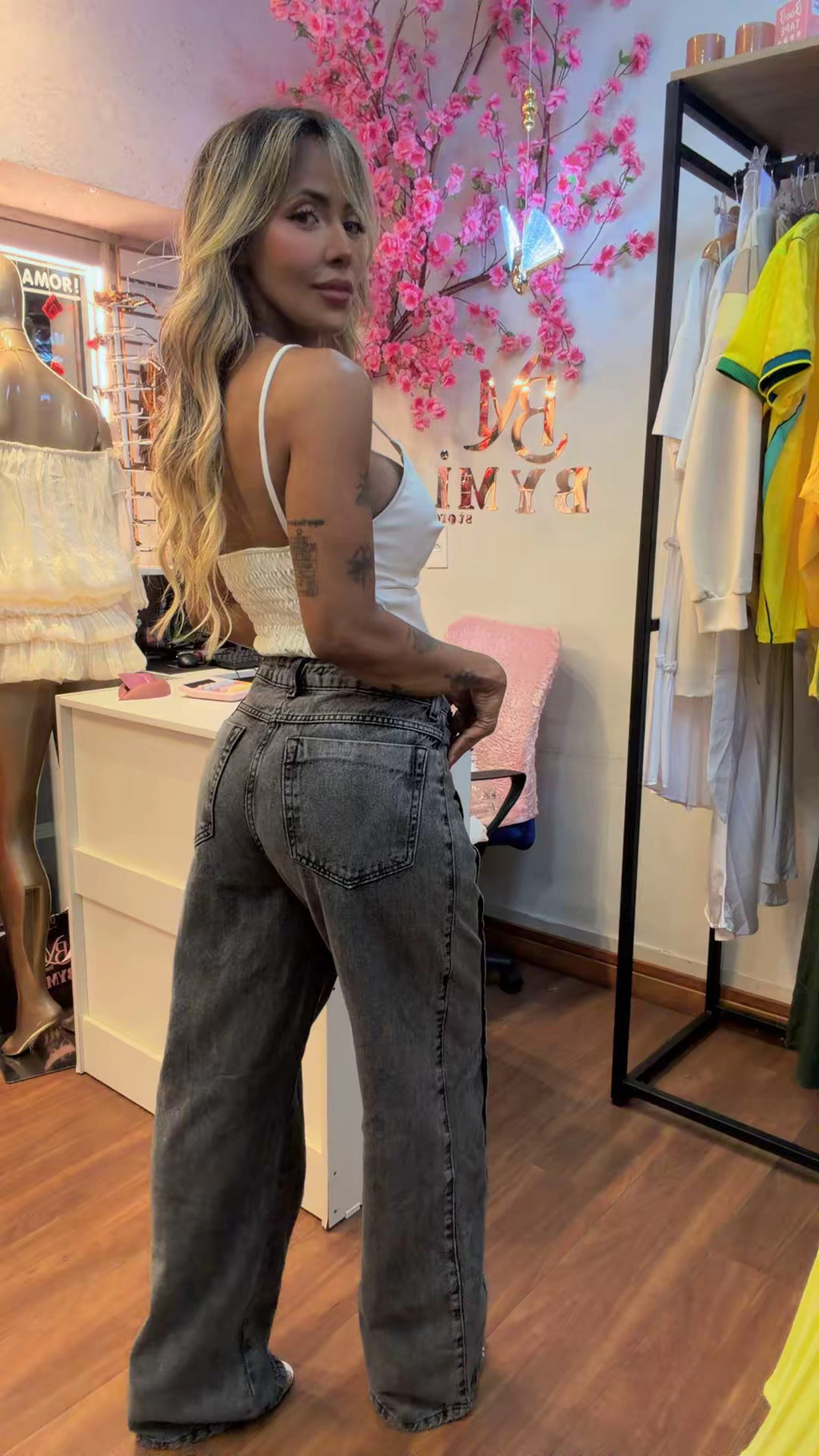 Calça Jeans Wide Leg Preto Estonado com Pesponto Frente