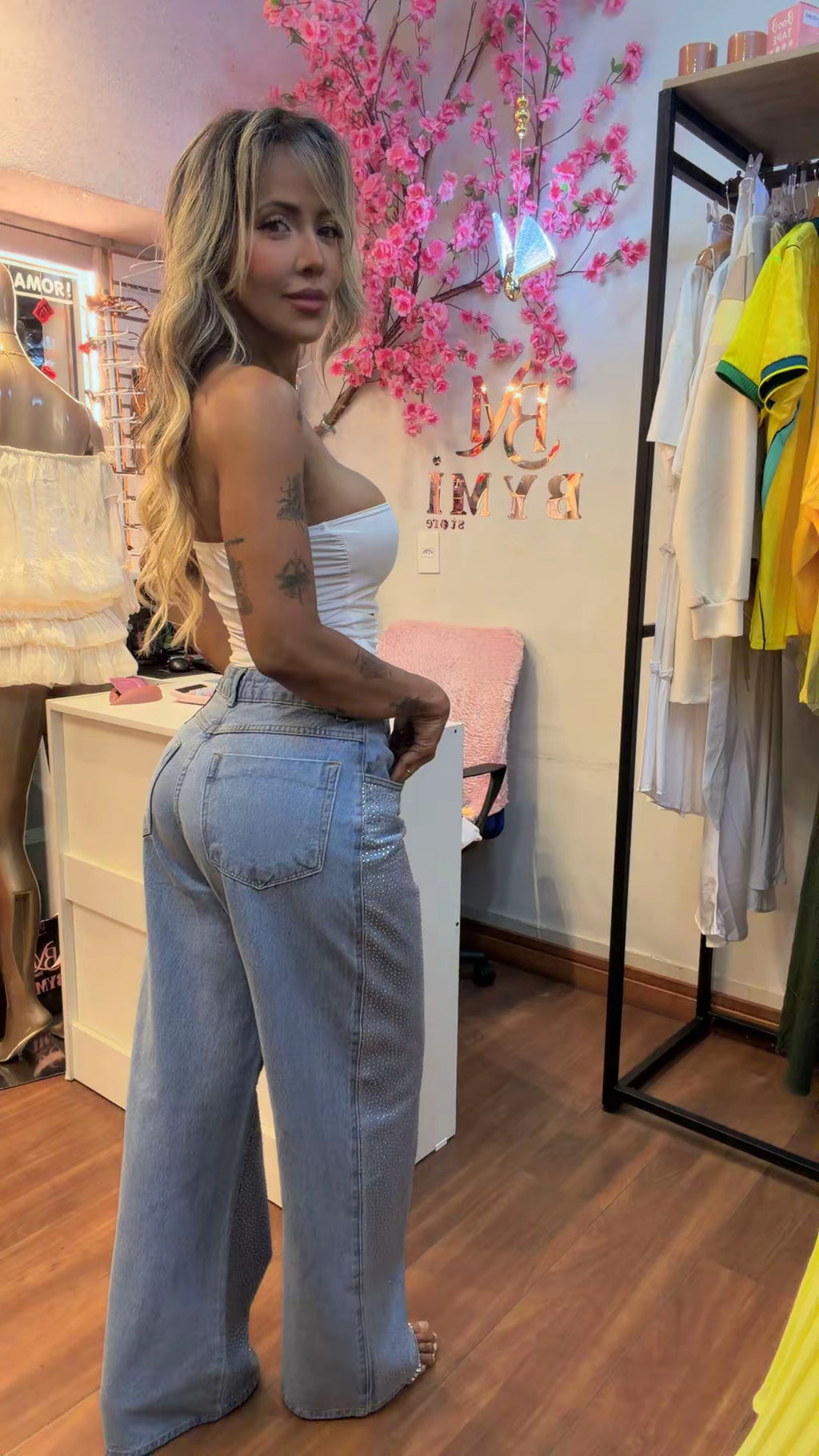 Calça Jeans Wide Leg com Aplicações em Hotfix Lavagem Clara