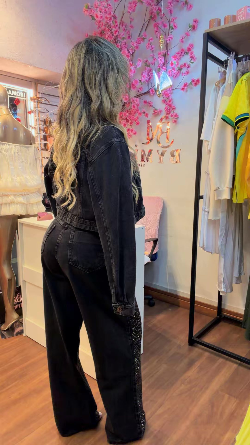 Calça Jeans Wide Leg Preta c/ Aplic. em Hotfix Prata