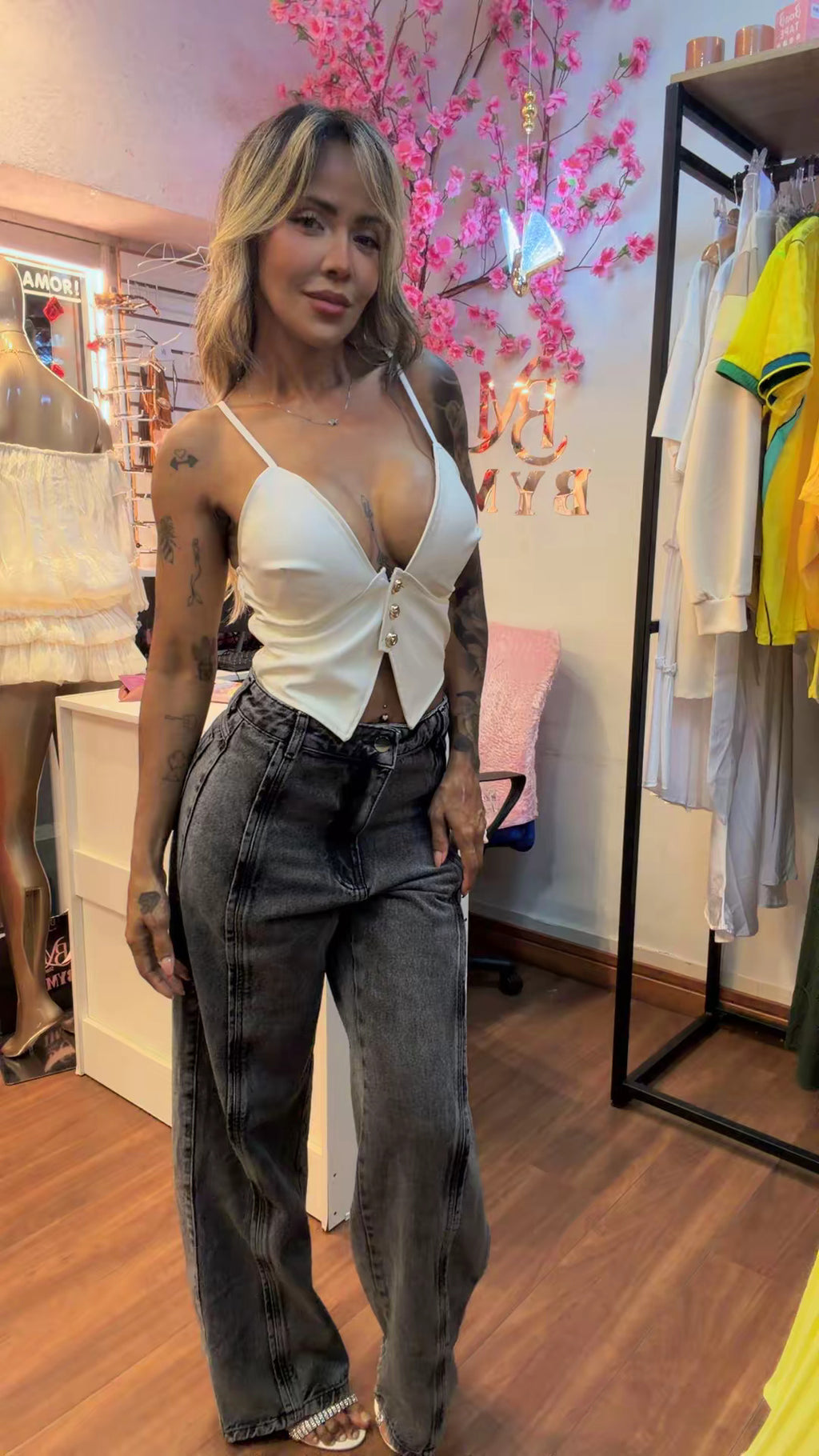Calça Jeans Wide Leg Preto Estonado com Pesponto Frente